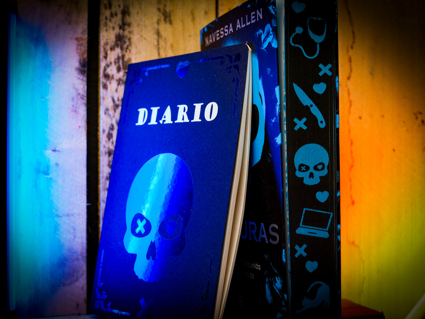 Caja Literaria “A Oscuras” de Navessa Allen x @en_ana_29 - Monsters Candles ® - Velas Literarias