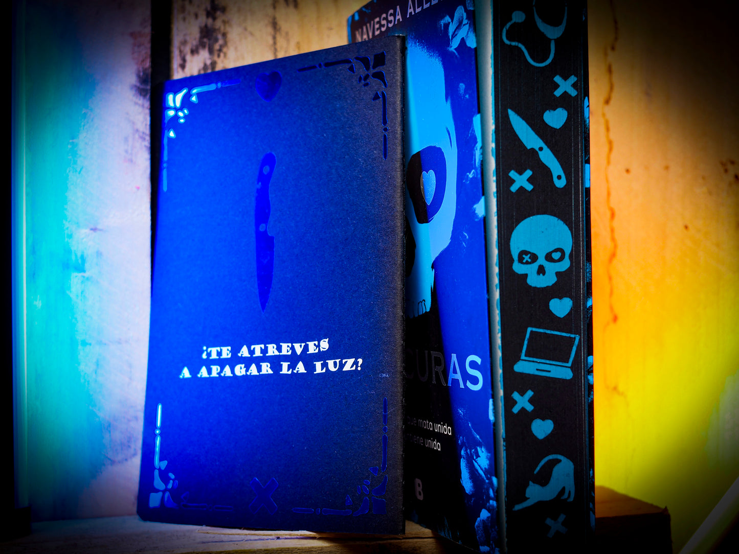 Caja Literaria “A Oscuras” de Navessa Allen x @en_ana_29 - Monsters Candles ® - Velas Literarias