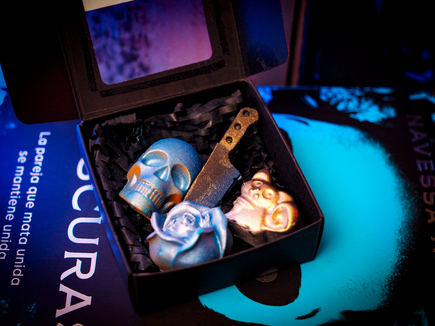 Caja Literaria “A Oscuras” de Navessa Allen x @en_ana_29 - Monsters Candles ® - Velas Literarias