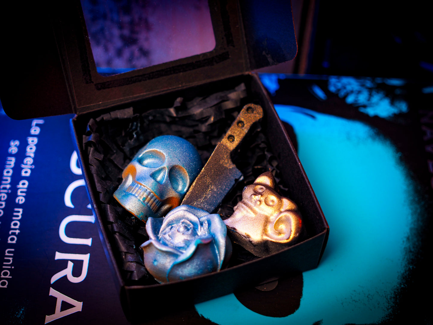 Caja Literaria “A Oscuras” de Navessa Allen x @en_ana_29 - Monsters Candles ® - Velas Literarias