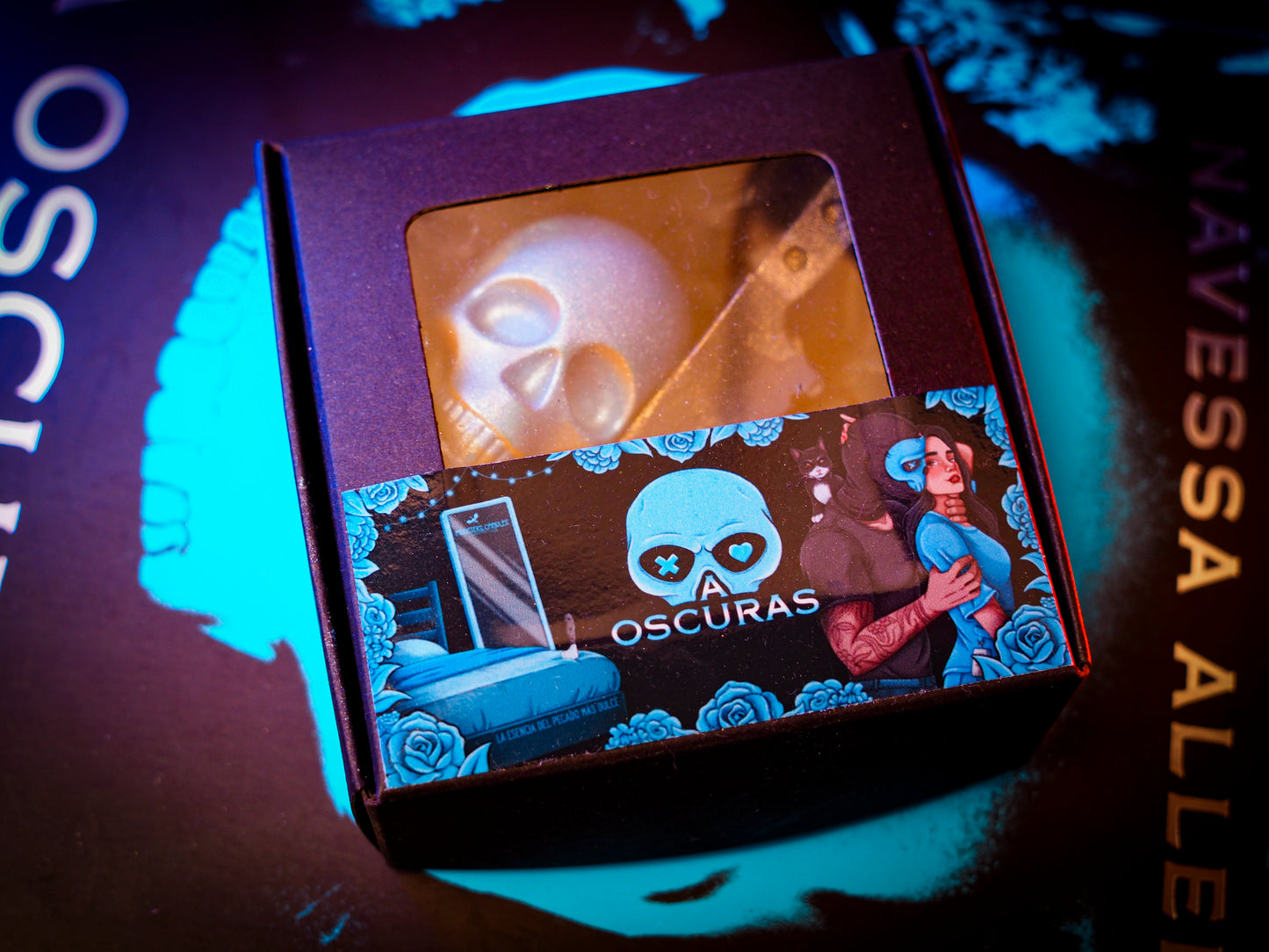 Caja Literaria “A Oscuras” de Navessa Allen x @en_ana_29 - Monsters Candles ® - Velas Literarias