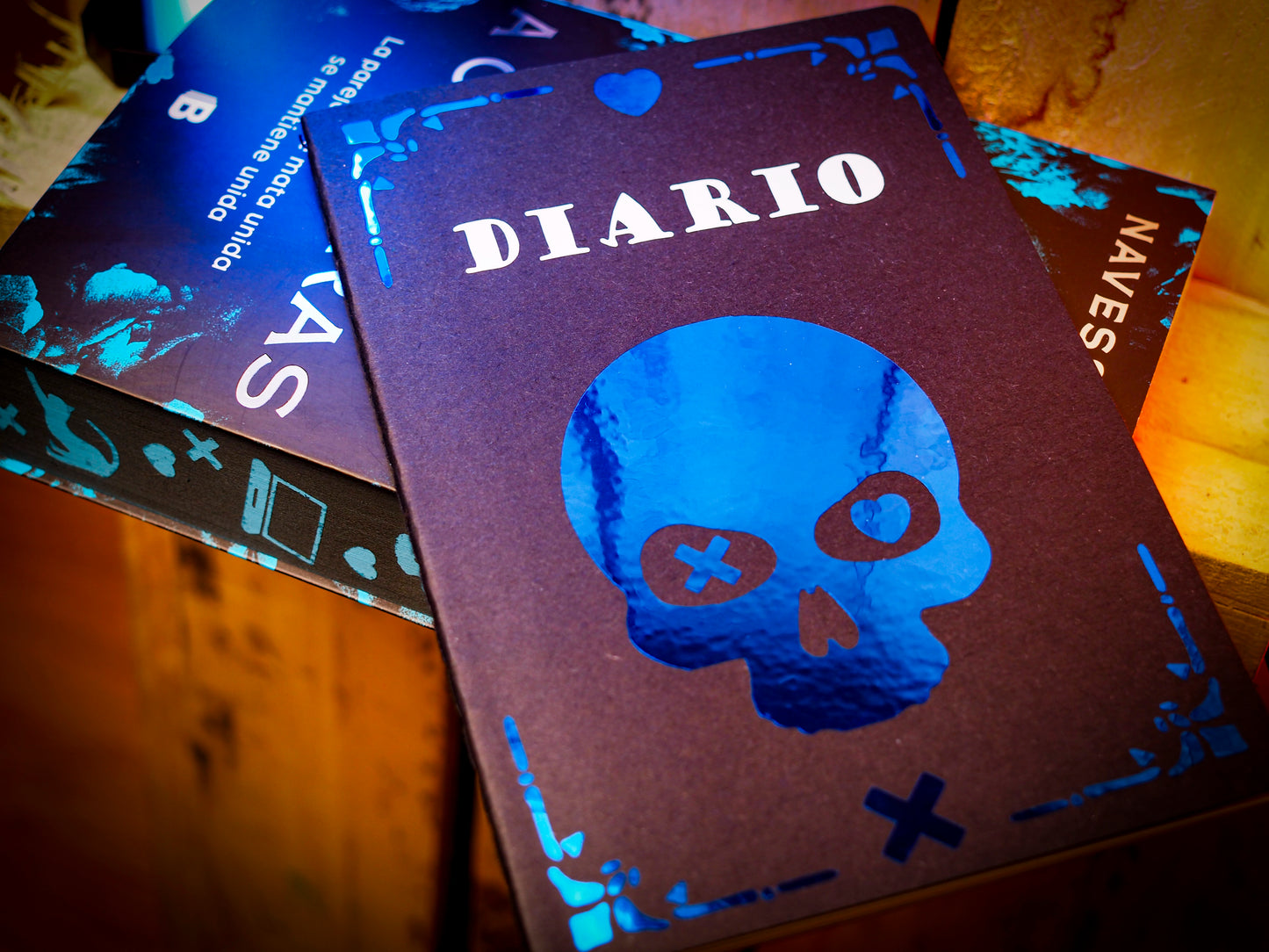 Caja Literaria “A Oscuras” de Navessa Allen x @en_ana_29 - Monsters Candles ® - Velas Literarias