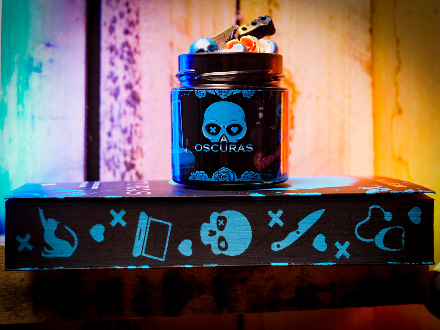 Caja Literaria “A Oscuras” de Navessa Allen x @en_ana_29 - Monsters Candles ® - Velas Literarias