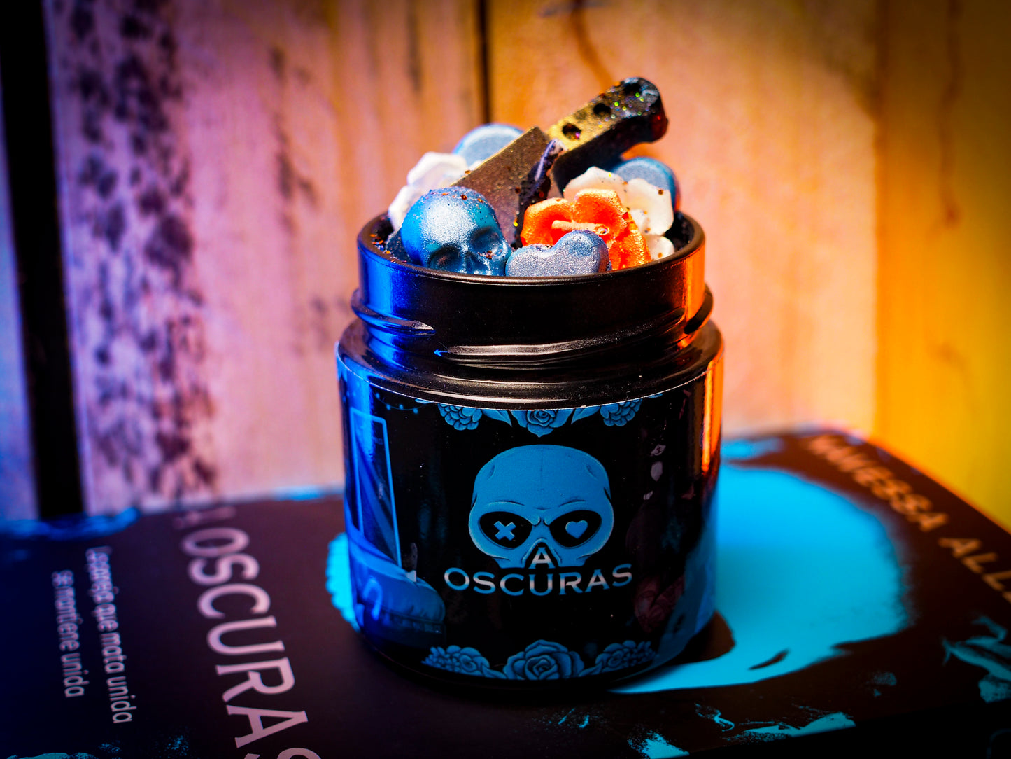 Caja Literaria “A Oscuras” de Navessa Allen x @en_ana_29 - Monsters Candles ® - Velas Literarias