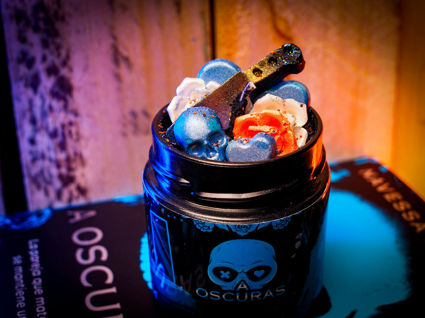 Caja Literaria “A Oscuras” de Navessa Allen x @en_ana_29 - Monsters Candles ® - Velas Literarias