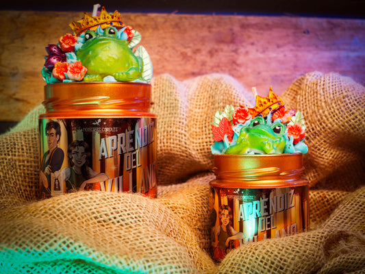Vela "Aprendiz del Villano" Ed. Exclusiva x @en_ana_29 - Monsters Candles ® - Velas Literarias