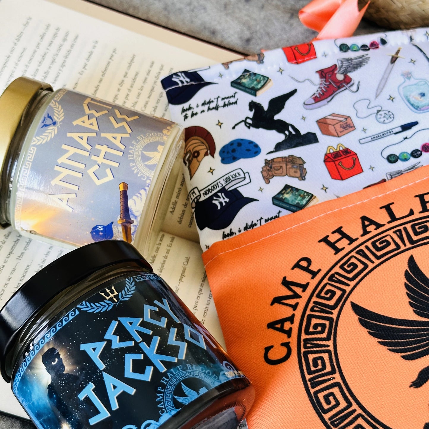 Pack “Percy Jackson” VELA + FUNDA DE LIBRO - Monsters Candles ® - Velas Literarias artesanas de soja 100% ecológica