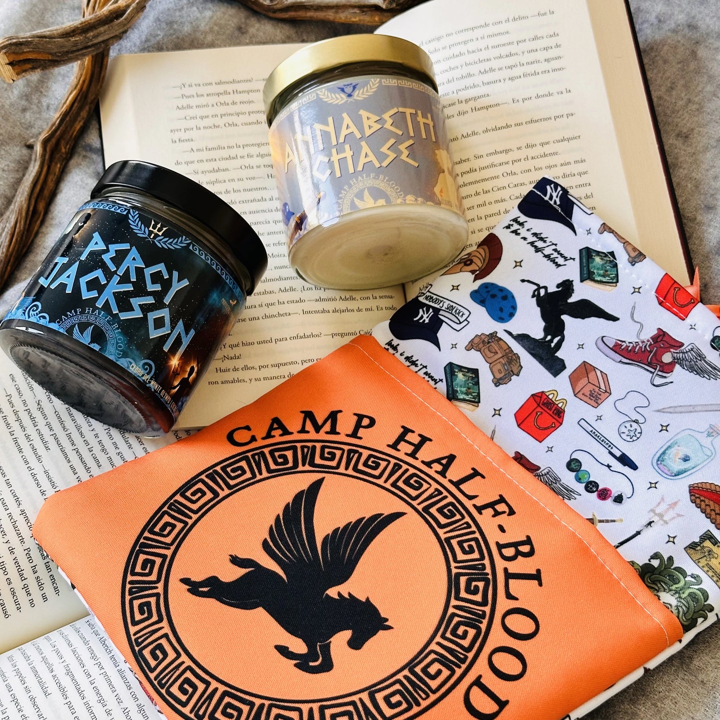 Pack “Percy Jackson” VELA + FUNDA DE LIBRO - Monsters Candles ® - Velas Literarias artesanas de soja 100% ecológica