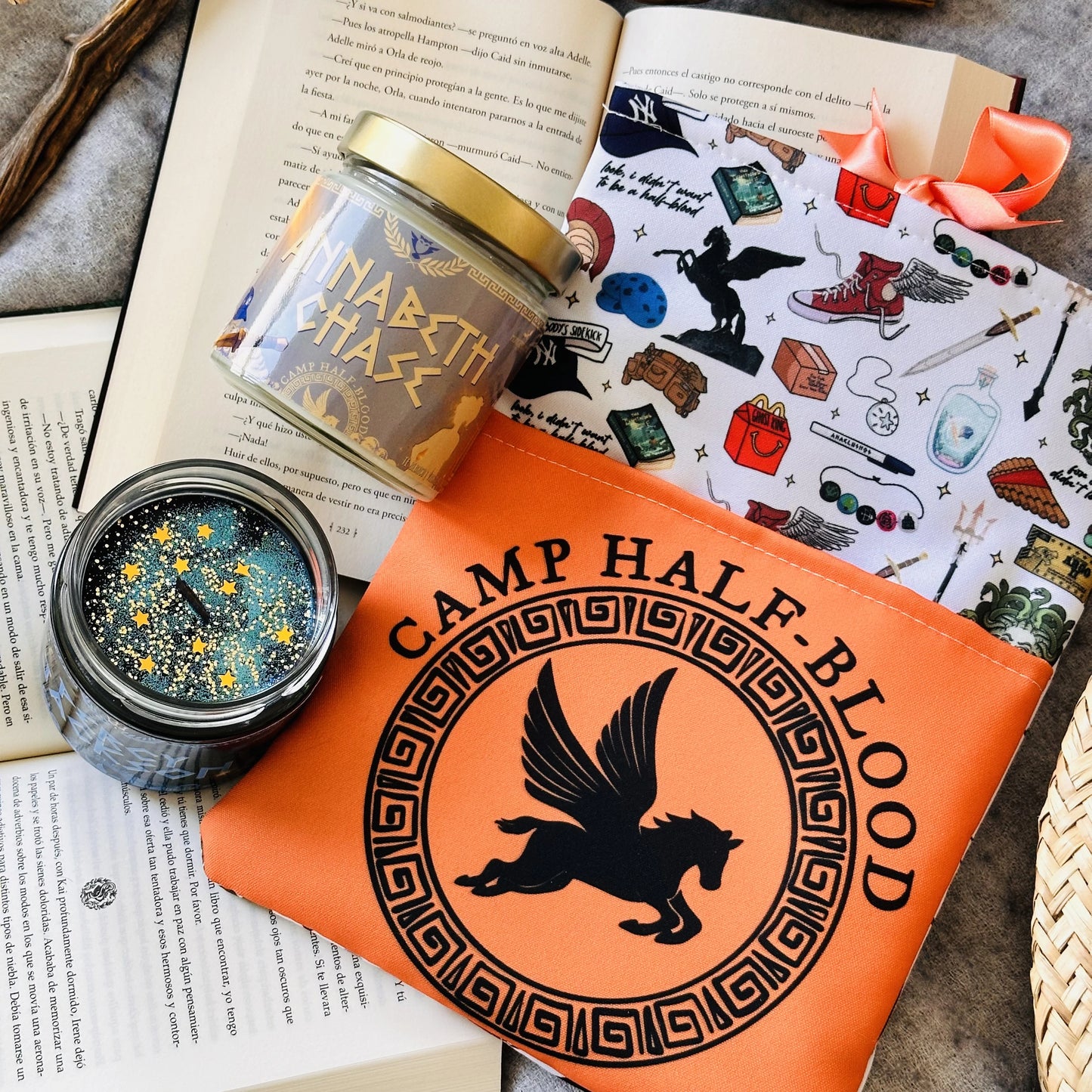 Pack “Percy Jackson” VELA + FUNDA DE LIBRO - Monsters Candles ® - Velas Literarias artesanas de soja 100% ecológica