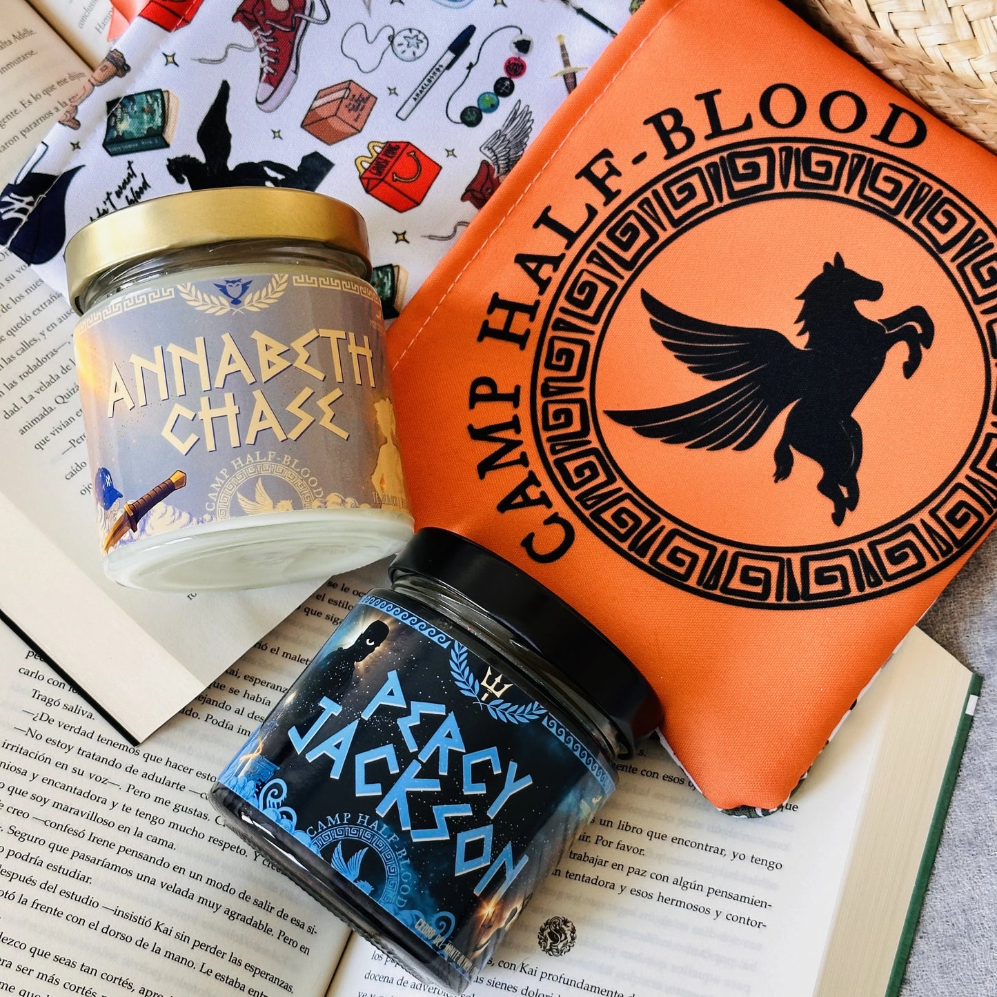 Pack “Percy Jackson” VELA + FUNDA DE LIBRO - Monsters Candles ® - Velas Literarias artesanas de soja 100% ecológica