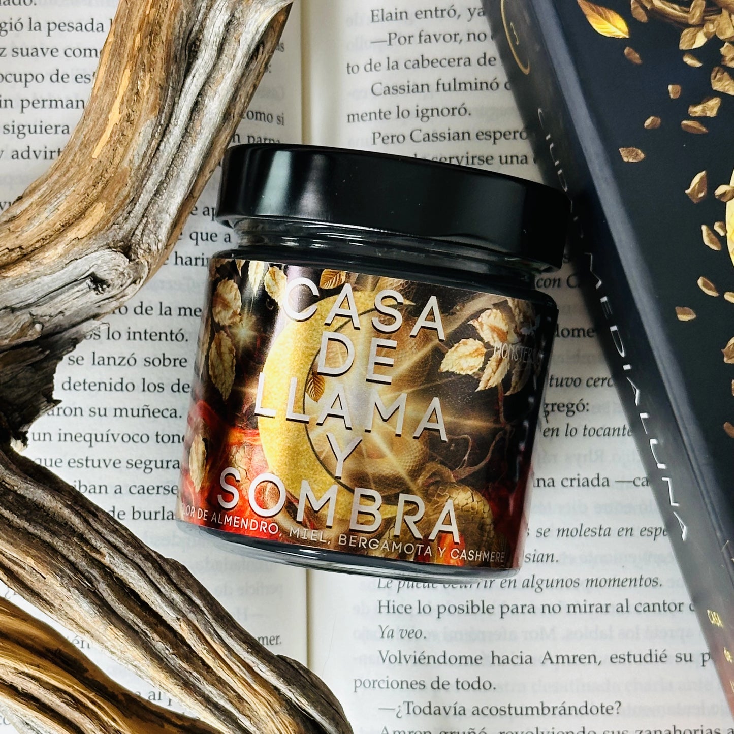 Vela "Casa de Llama y Sombra” Edición Exclusiva - Monsters Candles ® - Velas Literarias artesanas de soja 100% ecológica
