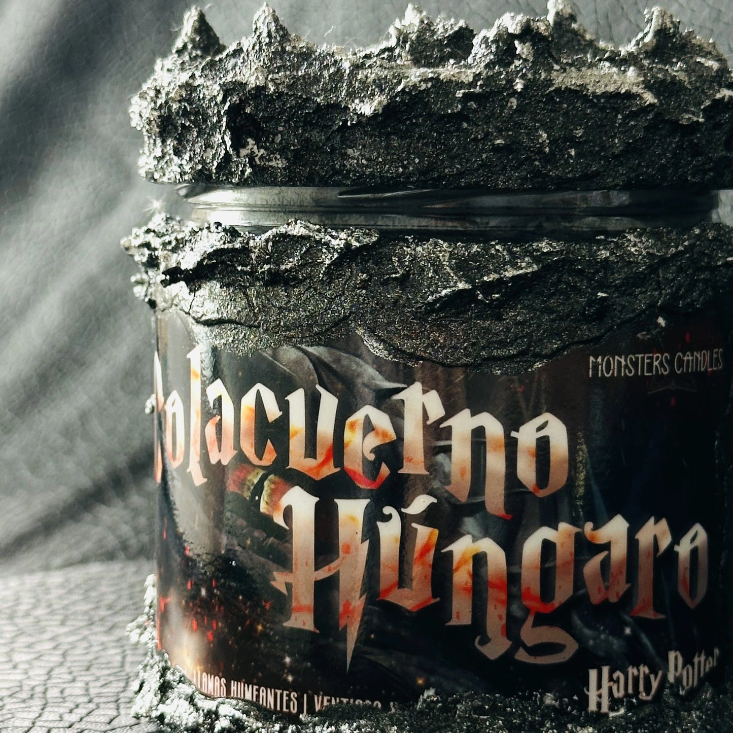 EN STOCK Vela Edición Limitada ESCAMAS AFILADAS "Colacuerno Húngaro" Harry Potter - Monsters Candles ® - Velas Literarias artesanas de soja 100% ecológica