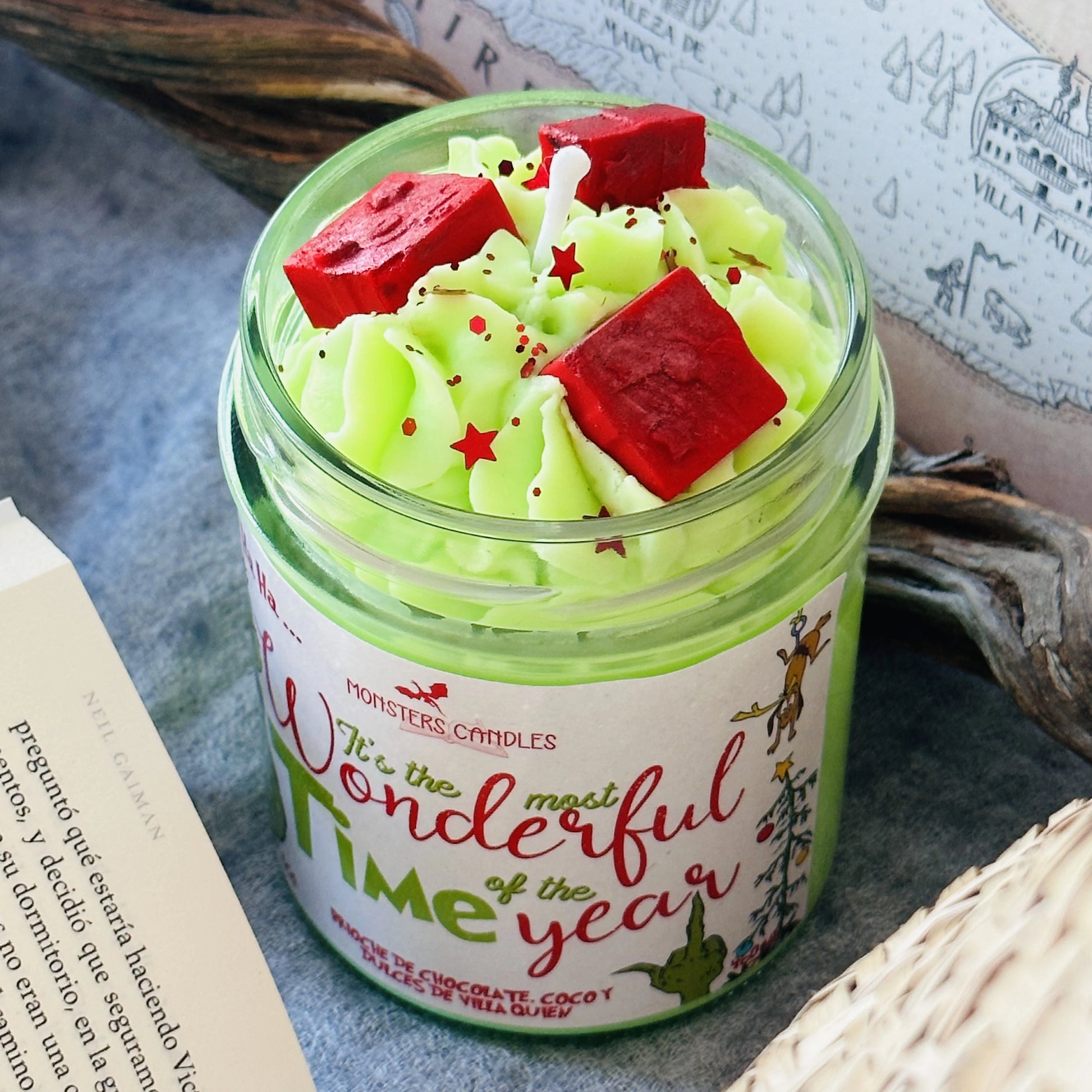 Vela “Grinch” Colección Navidad - Monsters Candles ® - Velas Literarias artesanas de soja 100% ecológica