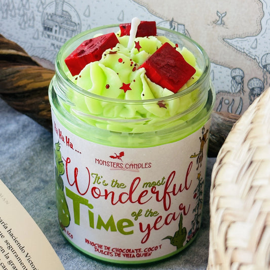 Vela “Grinch” Colección Navidad - Monsters Candles ® - Velas Literarias artesanas de soja 100% ecológica