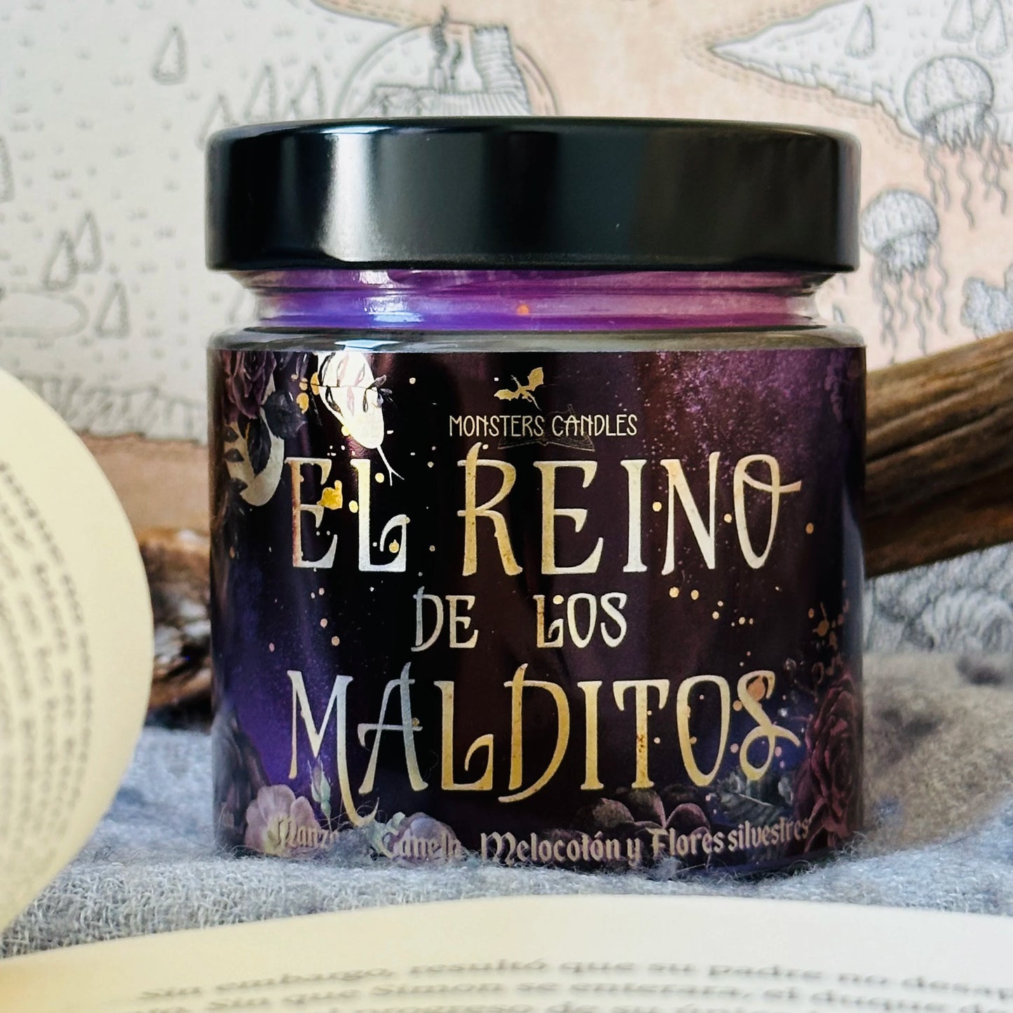 Vela "El Reino de los Malditos Vol 1." Kerri Maniscalco - Monsters Candles ® - Velas Literarias artesanas de soja 100% ecológica