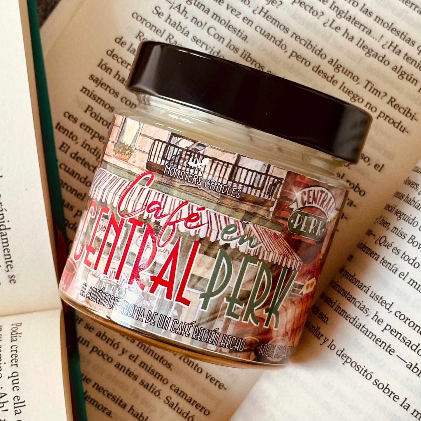 Vela “Café en Central Perk” Friends - Monsters Candles ® - Velas Literarias artesanas de soja 100% ecológica