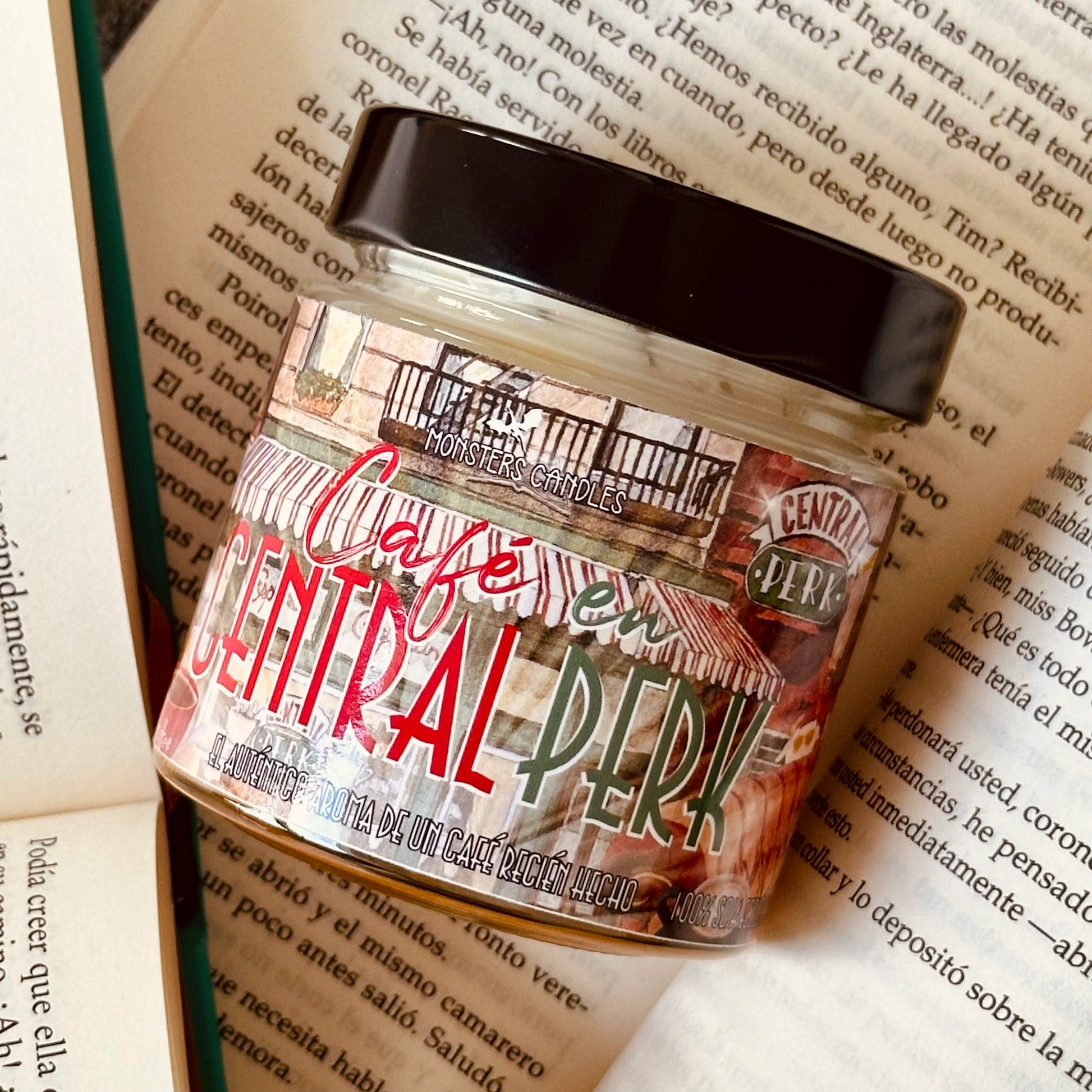 Vela “Café en Central Perk” Friends - Monsters Candles ® - Velas Literarias artesanas de soja 100% ecológica