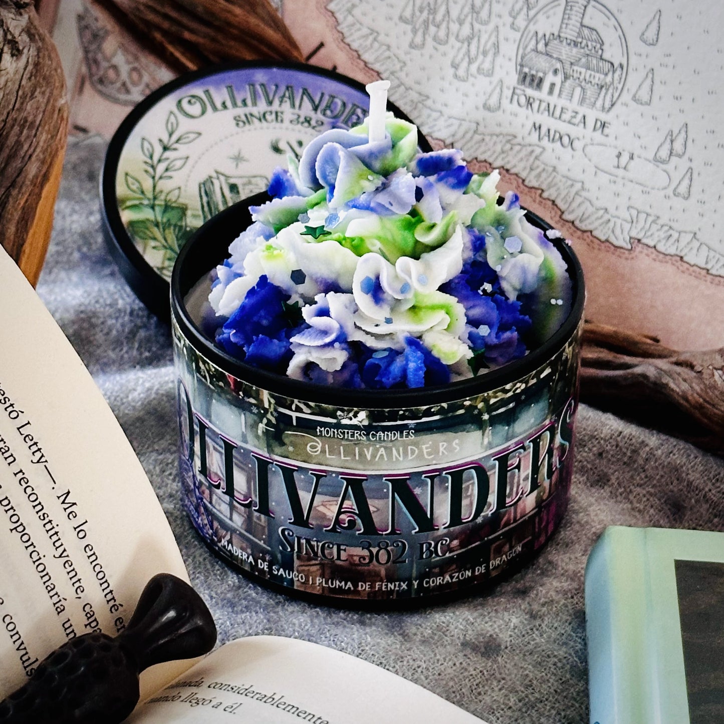 Vela “Ollivanders” Colección Harry Potter - Monsters Candles ® - Velas Literarias artesanas de soja 100% ecológica
