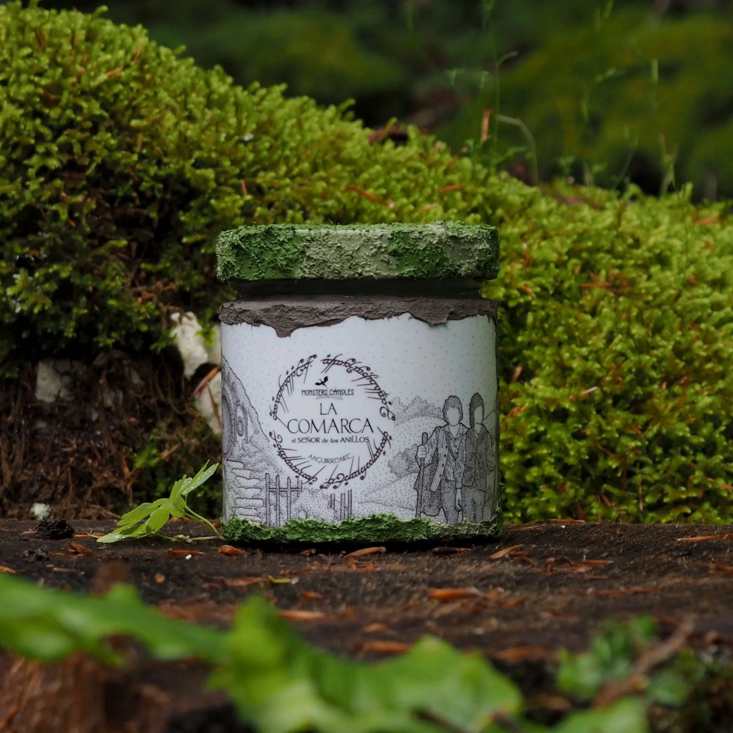 Vela "La Comarca" El Señor de los Anillos x @aaguirreart - Monsters Candles ® - Velas Literarias artesanas de soja 100% ecológica