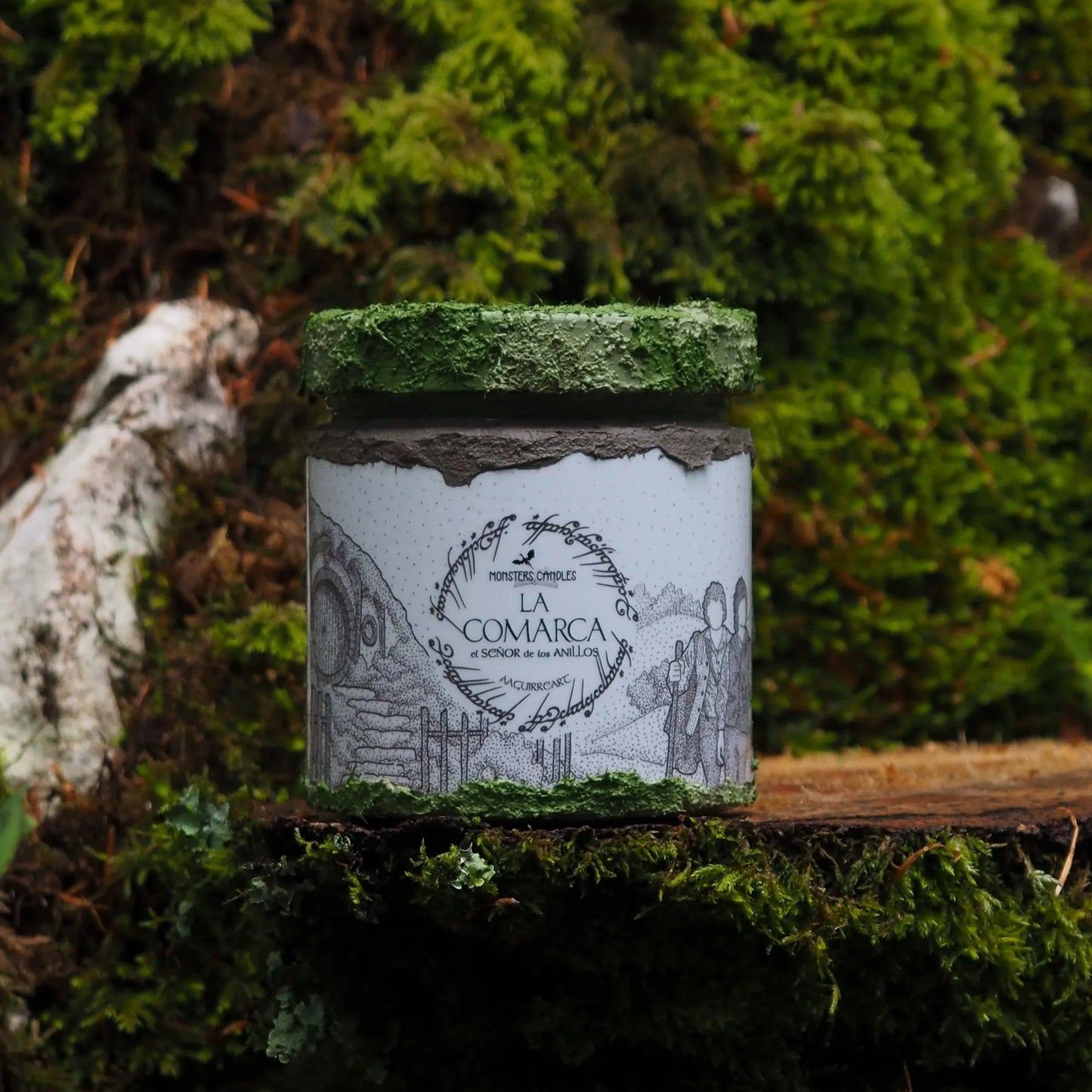 Vela "La Comarca" El Señor de los Anillos x @aaguirreart - Monsters Candles ® - Velas Literarias artesanas de soja 100% ecológica
