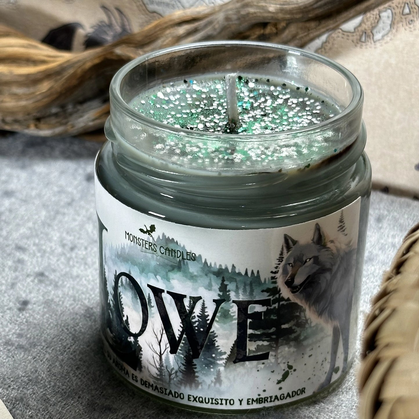 Vela “Lowe” Ali Hazelwood - Monsters Candles ® - Velas Literarias artesanas de soja 100% ecológica