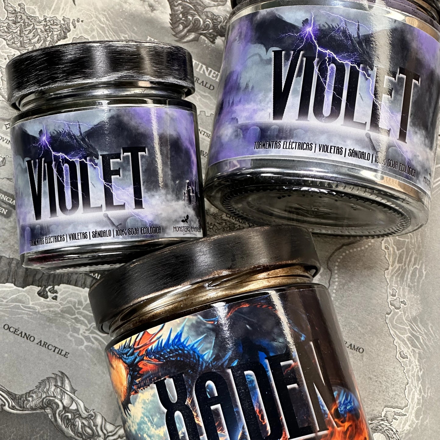 Vela "Violet Sorrengail" Fourth Wing / Alas de Sangre - Monsters Candles ® - Velas Literarias artesanas de soja 100% ecológica