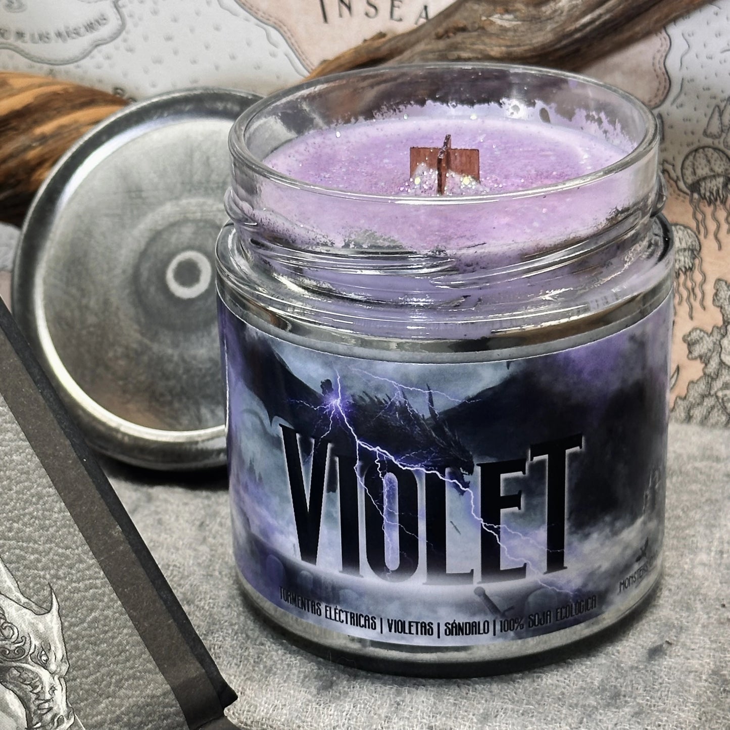 Vela "Violet Sorrengail" Fourth Wing / Alas de Sangre - Monsters Candles ® - Velas Literarias artesanas de soja 100% ecológica