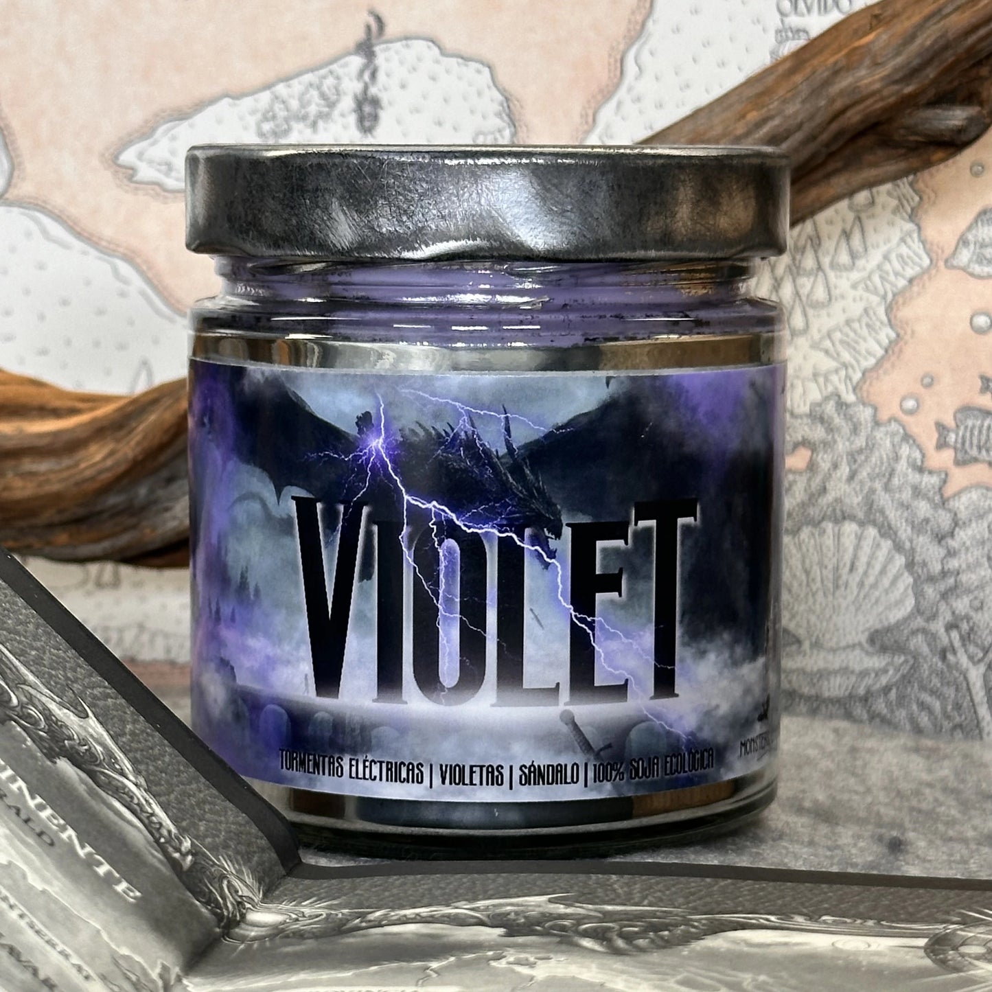 Vela "Violet Sorrengail" Fourth Wing / Alas de Sangre - Monsters Candles ® - Velas Literarias artesanas de soja 100% ecológica