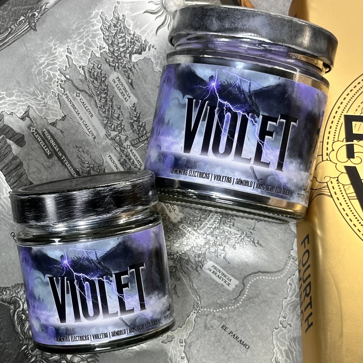 Vela "Violet Sorrengail" Fourth Wing / Alas de Sangre - Monsters Candles ® - Velas Literarias artesanas de soja 100% ecológica