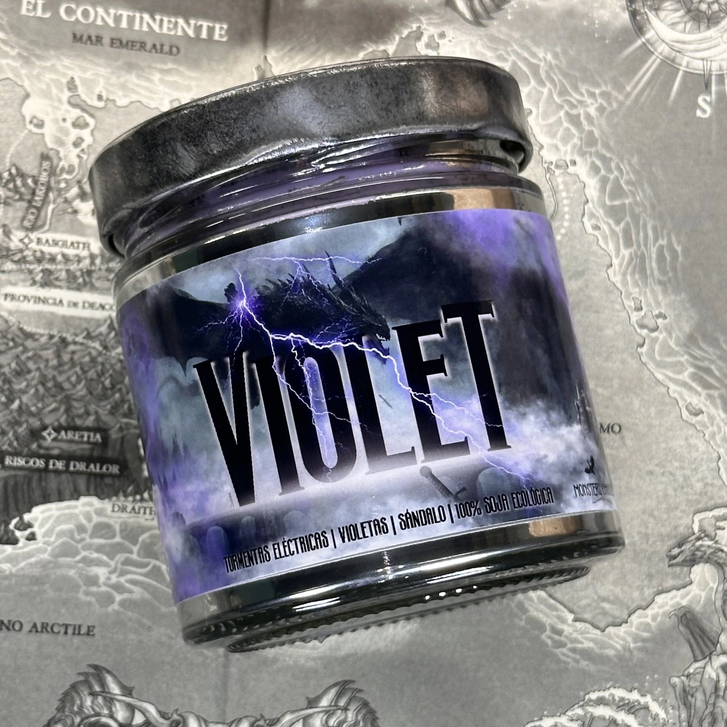 Vela "Violet Sorrengail" Fourth Wing / Alas de Sangre - Monsters Candles ® - Velas Literarias artesanas de soja 100% ecológica