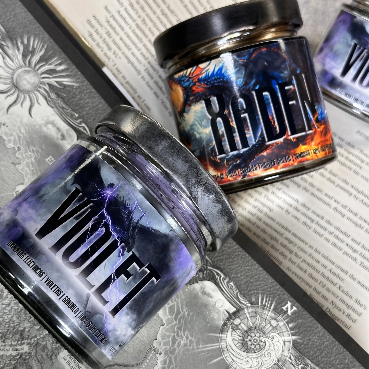 Vela "Xaden Riorson" Fourth Wing / Alas de Sangre - Monsters Candles ® - Velas Literarias artesanas de soja 100% ecológica