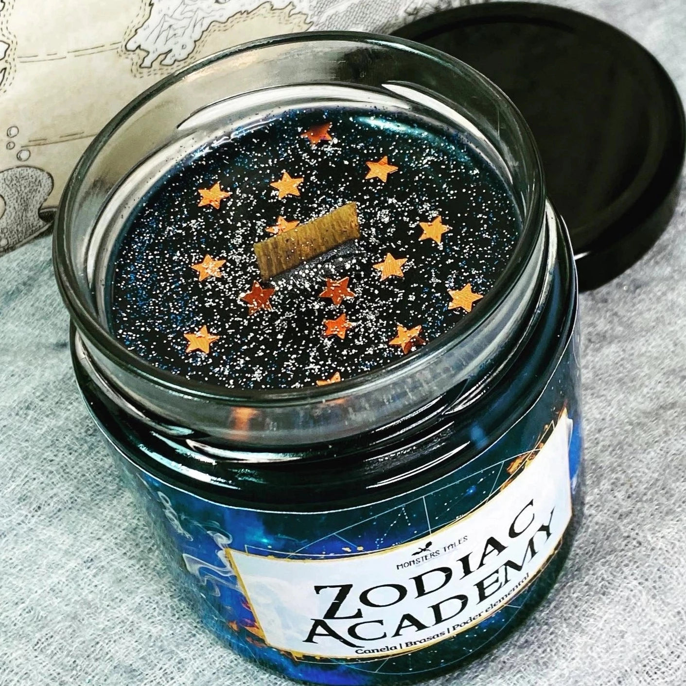 Vela “Zodiac Academy” - Monsters Candles ® - Velas Literarias artesanas de soja 100% ecológica