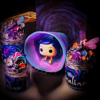 Vela “Coraline” Neil Gaiman VENTA FLASH | Monsters Candles ® - Velas Literarias