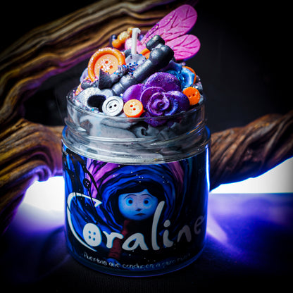 Vela “Coraline” Neil Gaiman VENTA FLASH | Monsters Candles ® - Velas Literarias