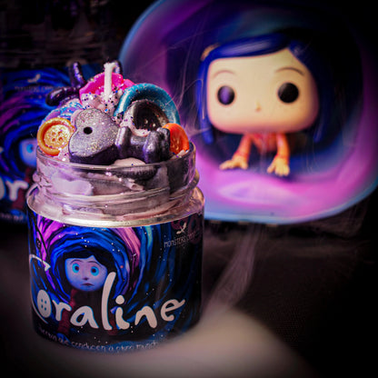 Vela “Coraline” Neil Gaiman VENTA FLASH | Monsters Candles ® - Velas Literarias