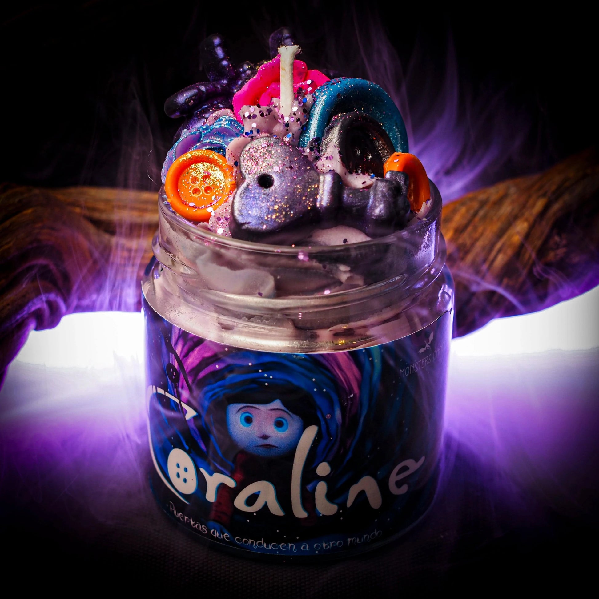 Vela “Coraline” Neil Gaiman VENTA FLASH | Monsters Candles ® - Velas Literarias