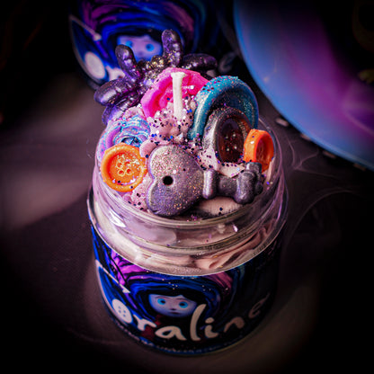 Vela “Coraline” Neil Gaiman VENTA FLASH | Monsters Candles ® - Velas Literarias