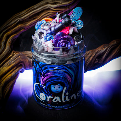 Vela “Coraline” Neil Gaiman VENTA FLASH | Monsters Candles ® - Velas Literarias