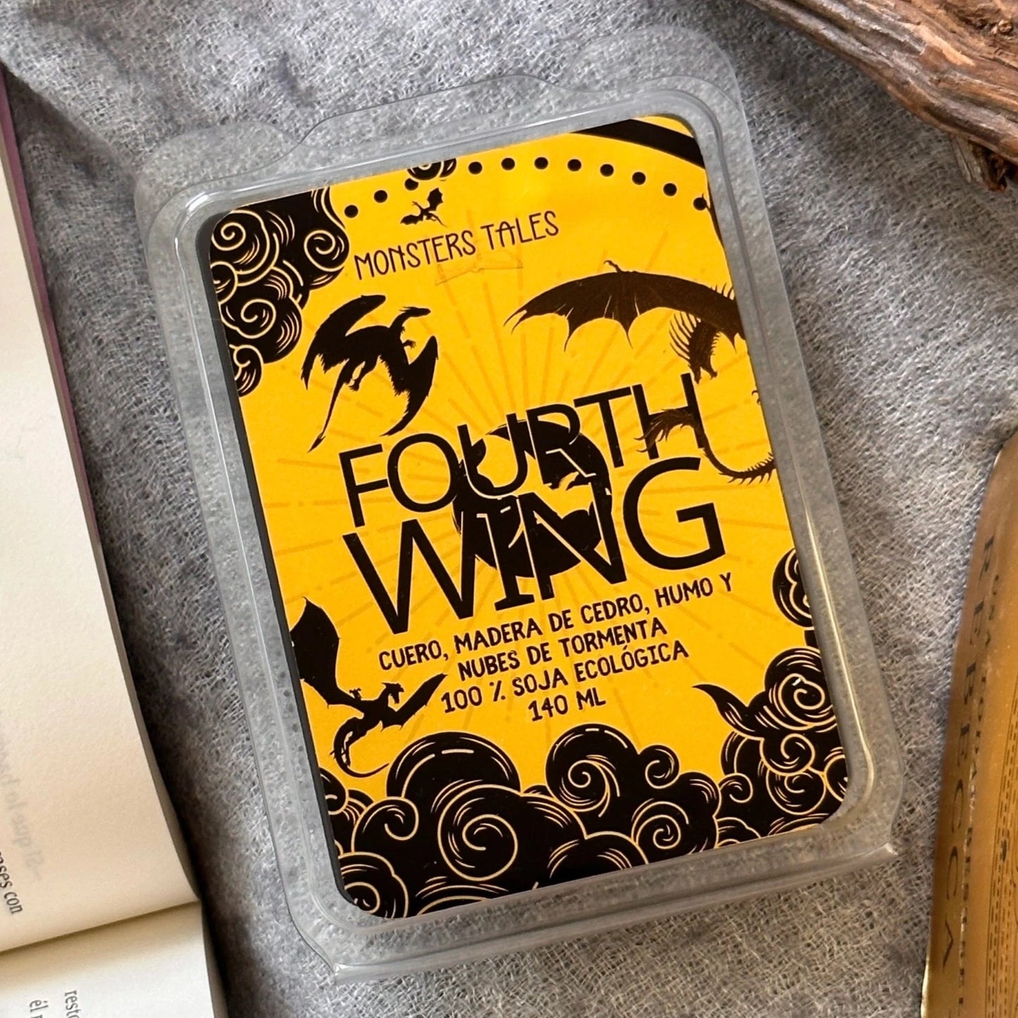 Caja Literaria “Fourth Wing/Alas de Sangre” - Monsters Candles ® - Velas Literarias artesanas de soja 100% ecológica