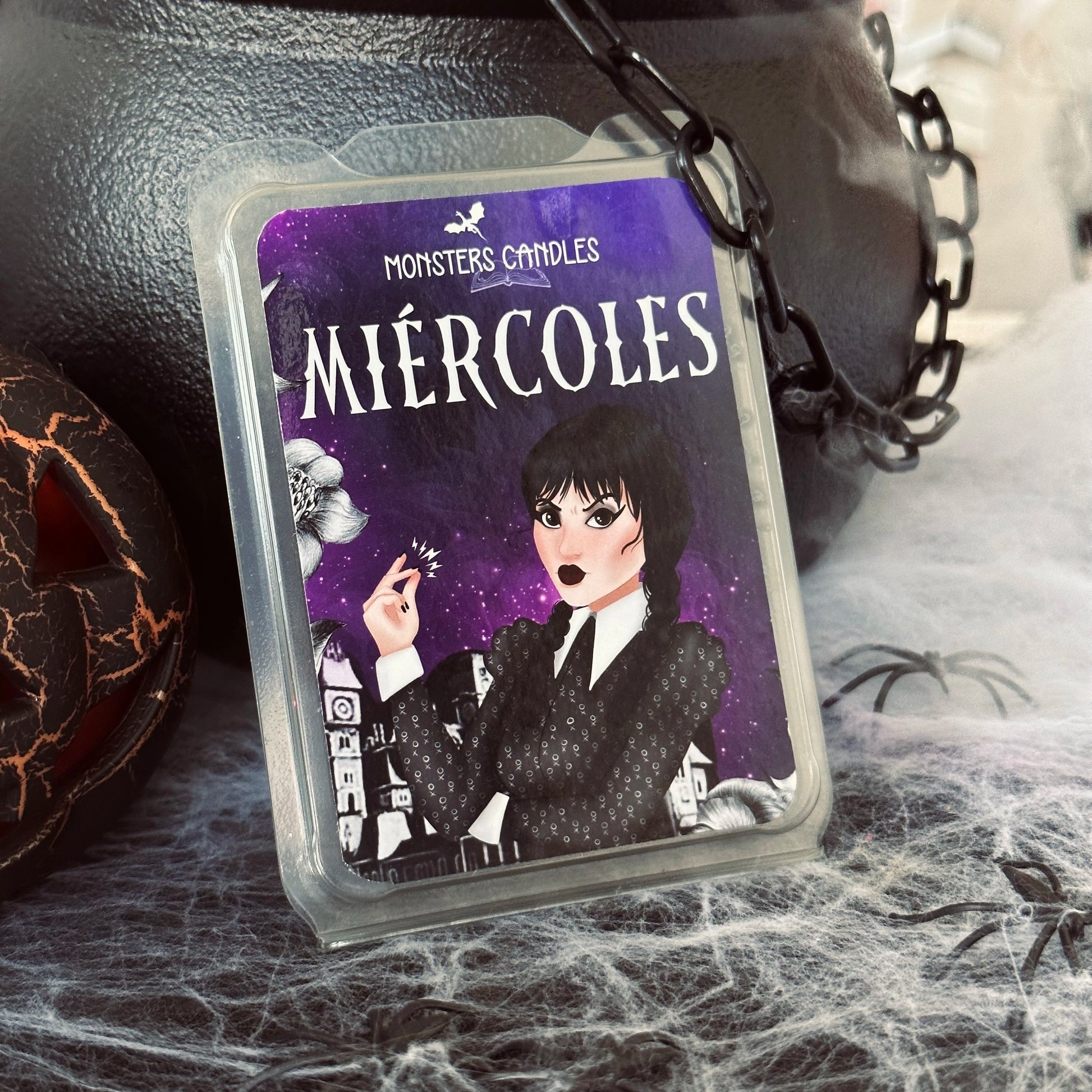 Melts “Miércoles Addams” Edición Ilustrada x @misslion.art - Monsters Candles ® - Velas Literarias artesanas de soja 100% ecológica