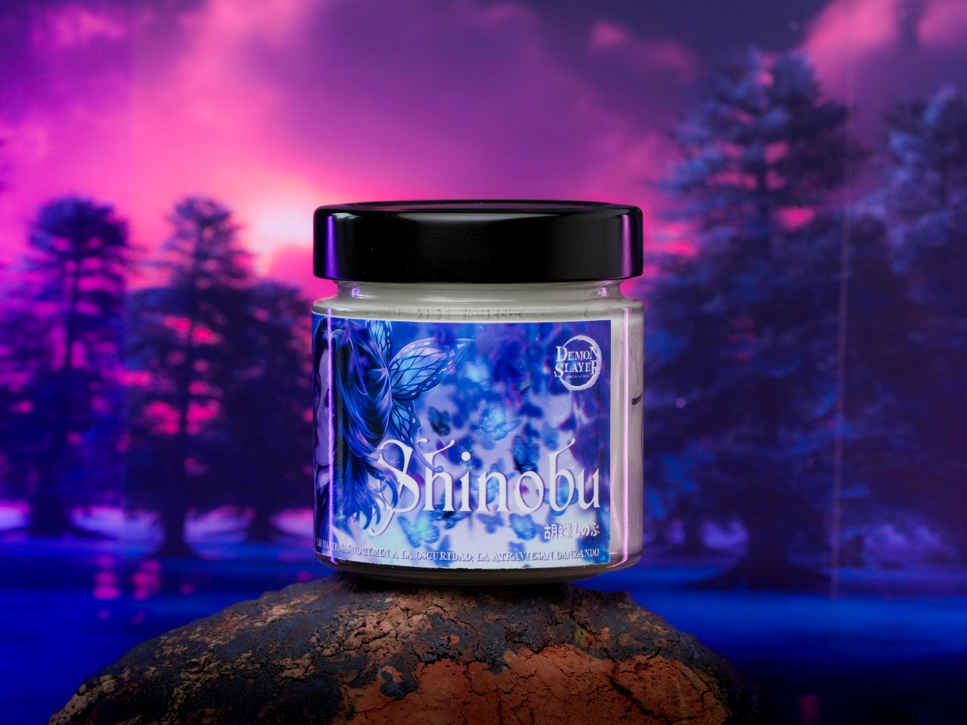 Vela Clásica “Shinobu Kocho" Kimetsu no Yaiba x @crisolcrowling - Monsters Candles ® - Velas Literarias