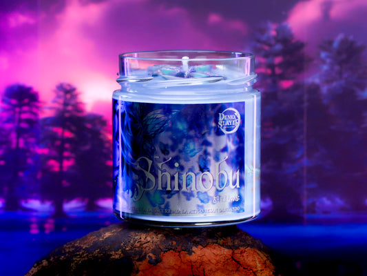 Vela “Shinobu Kocho" Kimetsu no Yaiba x @crisolcrowling - Monsters Candles ® - Velas Literarias