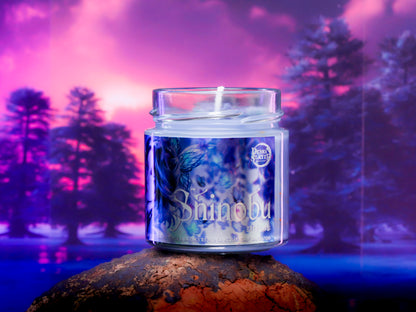 Vela “Shinobu Kocho" Kimetsu no Yaiba x @crisolcrowling - Monsters Candles ® - Velas Literarias