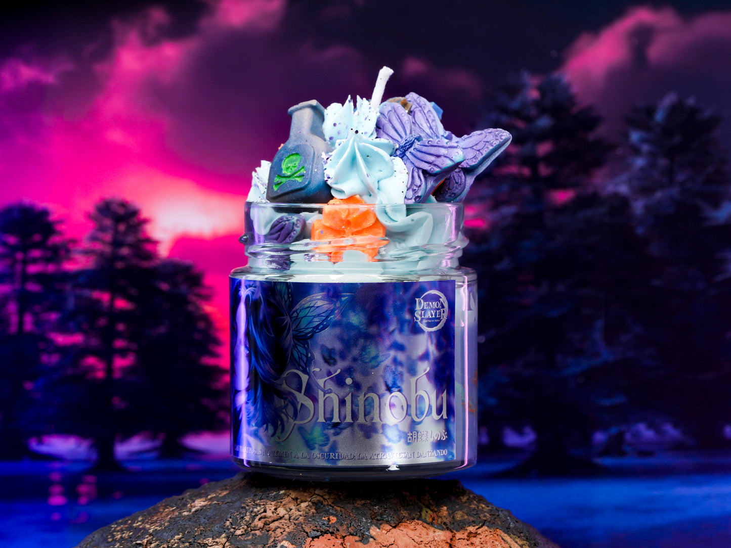 Vela "Shinobu Kocho” Kimetsu no Yaiba - Ed. Exclusiva x @crisolcrowling - Monsters Candles ® - Velas Literarias