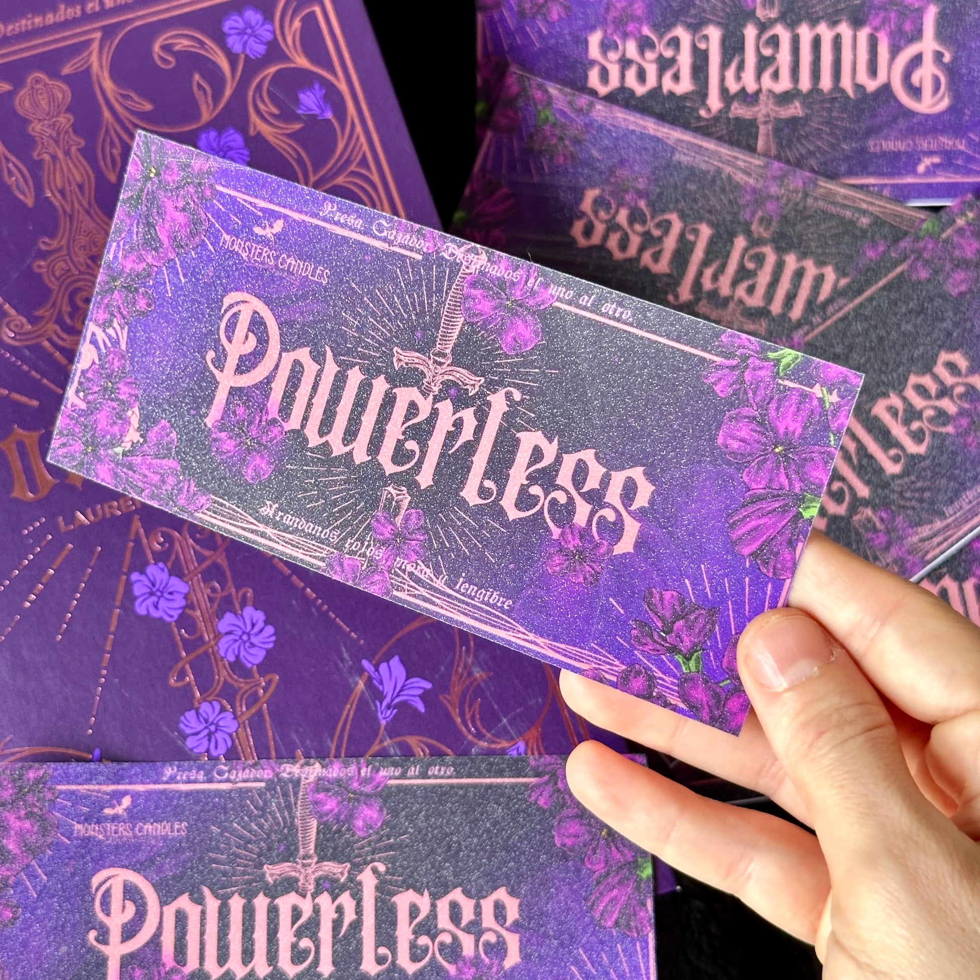 Vela "Powerless” Lauren Roberts - Monsters Candles ® - Velas Literarias artesanas de soja 100% ecológica