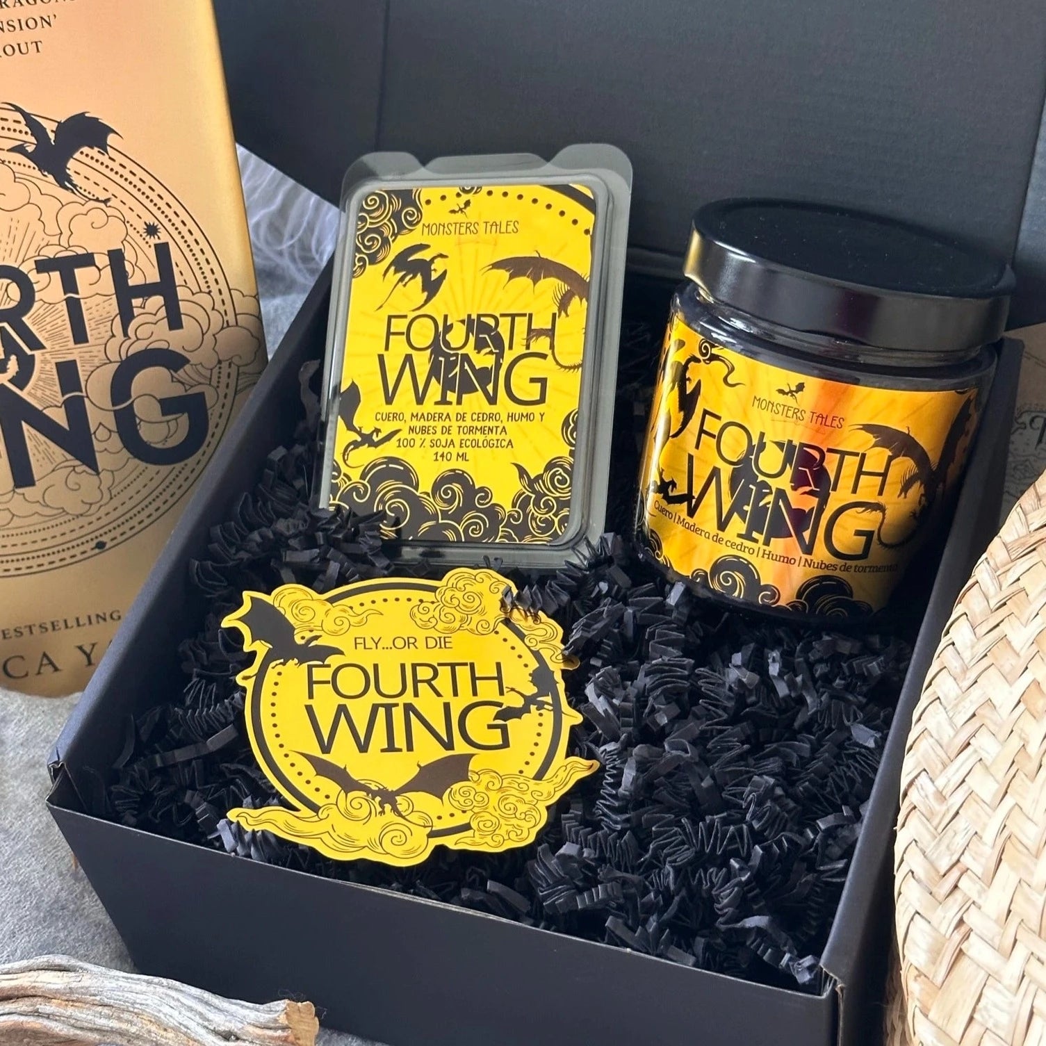 Caja Literaria “Fourth Wing/Alas de Sangre” - Monsters Candles ® - Velas Literarias artesanas de soja 100% ecológica