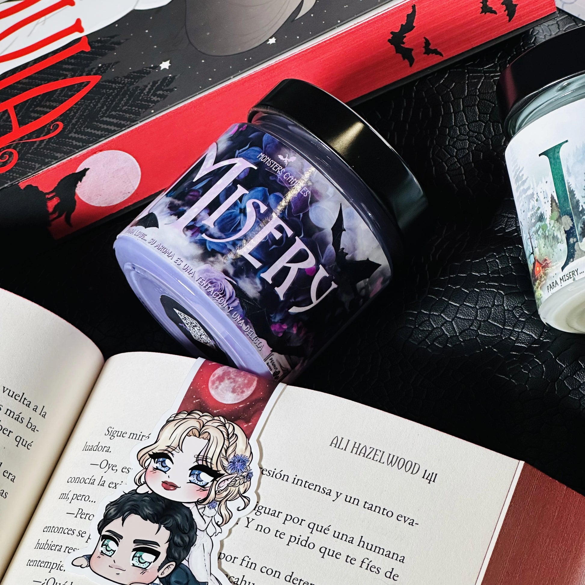 Pack Literario “Novia” Ali Hazelwood - Monsters Candles ® - Velas Literarias artesanas de soja 100% ecológica