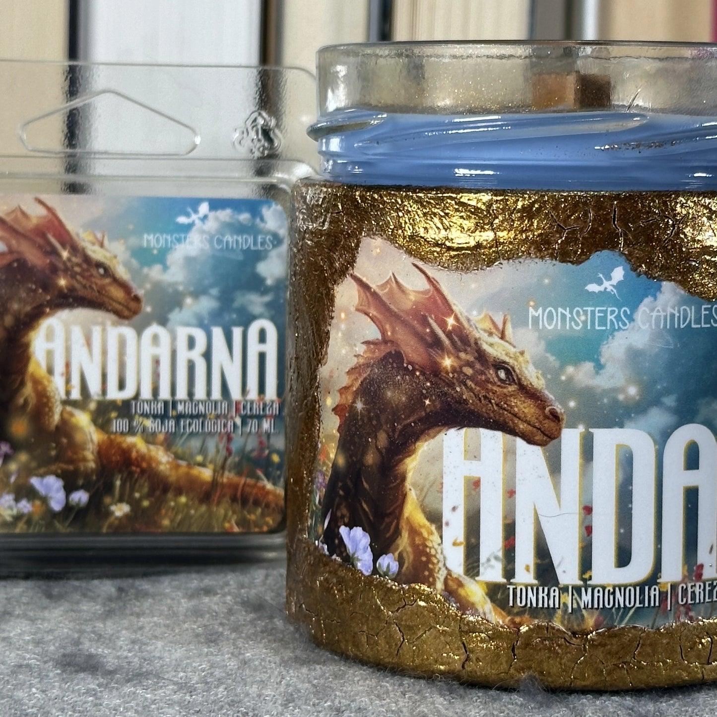 Vela "Andarna" Fourth Wing / Alas de Sangre - Monsters Candles ® - Velas Literarias artesanas de soja 100% ecológica