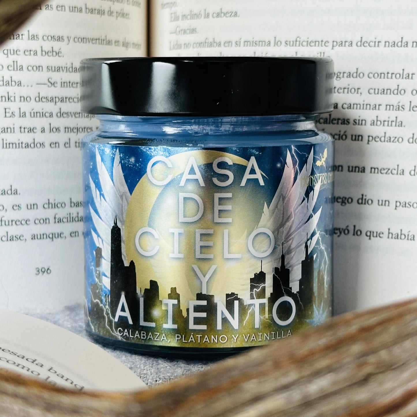 Vela "Casa de Cielo y Aliento” Edición Exclusiva - Monsters Candles ® - Velas Literarias artesanas de soja 100% ecológica