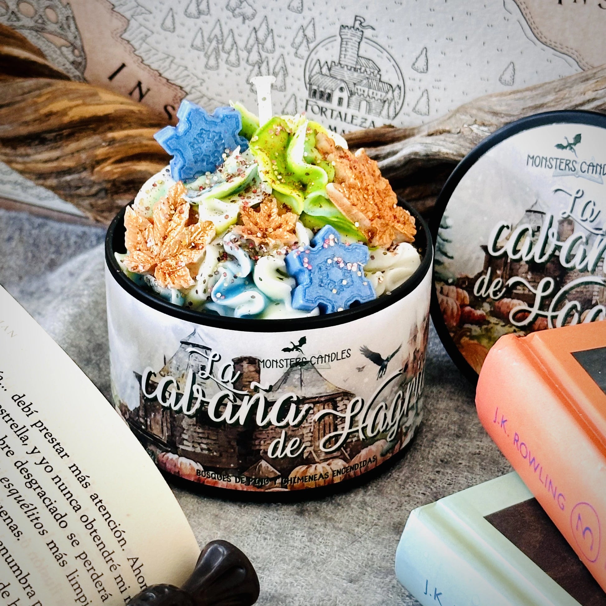 Vela “La cabaña de Hagrid” Colección Harry Potter - Monsters Candles ® - Velas Literarias artesanas de soja 100% ecológica